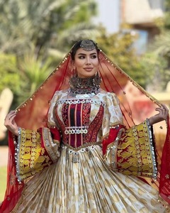 Robe de mariée traditionnelle afghane pour femmes couleur unie à manches longues Design Kuchi antique avec bouton naturel et détail en dentelle - Product Image 1