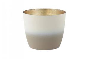 Maceta Grande de Metal Hecha a Mano con Grabado Delicado, Diseñada para Combinar Perfectamente con Interiores Vintage y Modernos - Product Image 4