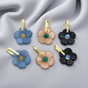 Pierre précieuse argent plaqué or boucle rotative breloques faites à la main fleur sculpture breloques 14mm pierre naturelle bijoux en gros fournitures - Product Image 6