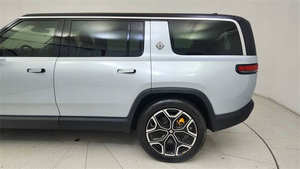 Riv-ian R1S Édition Lancement 2022, Standard, Légèrement Utilisé - Product Image 2