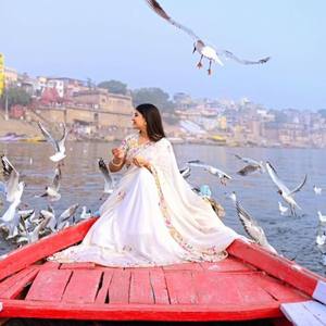 Sari en soie lourde VASTRA COTTAGE avec broderie multi-fils, travail de codage séquentiel, bordure ajourée et chemisier de créateur - Product Image 2