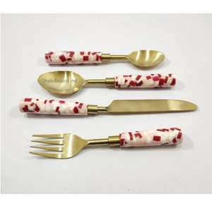 Grand ensemble de couverts en métal doré design avec poignée en résine imprimée pour la maison, le mariage, le dîner et la table. - Product Image 4