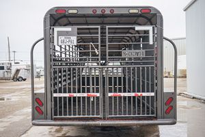 Remolque ganadero de 3 ejes con pared lateral desmontable, valla de transporte para ganado, para ovejas, caballos, vacas, cerdos, uso en exteriores - Product Image 3