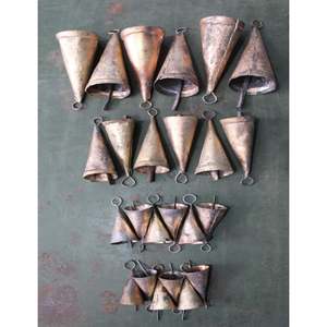 Carillons à vent vintage faits à la main en fer recyclé et laiton moulé, ensemble de 24 clochettes coniques, pour décorations religieuses et fêtes - Product Image 1