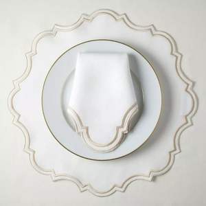 Sets de table en lin cousus à la main travaux brodés qui mettent en valeur l'artisanat et ajoutent de la chaleur aux expériences de repas en famille - Product Image 6