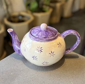 Tetera con Diseño Floral Morado, Boquilla de Vertido Precisa y Suave, Asa de Agarre Cómodo, Diseño que Conserva el Calor, Ideal para la Hora del Té - Product Image 1