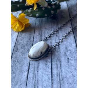 Collier en argent sterling et diamants Buffalo blancs de Sheila Becenti, style religieux, chaînes avec motif en forme de chiffres - Product Image 4