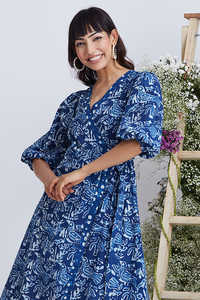 Eaux bleues pastel et plages de sable inspirées de la silhouette décontractée Robe midi portefeuille pour femmes en indigo - Product Image 6