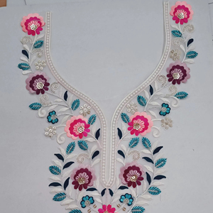 Patchs brodés de créateur avec fil métallique et perles avec un col exquis - Product Image 1