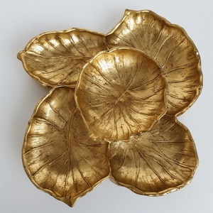 Serveur de fruits secs élégant en aluminium avec design à trois feuilles en finition or poli conçu pour les repas décoratifs - Product Image 1