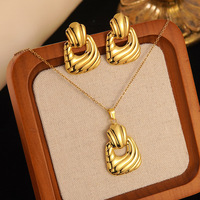Ensemble collier et boucles d'oreilles géométriques en acier inoxydable plaqué or 18 carats PVD Resoul Chunky, résistant à l'eau et inaltérable