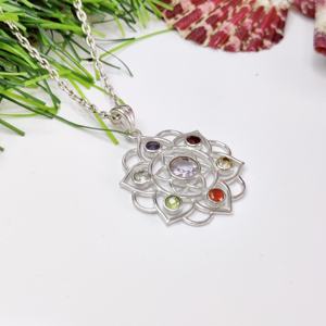 Pendentif religieux en argent sterling 925 en forme de feuille de sept pierres, cadeau lumineux pour elle, toutes occasions - Product Image 1