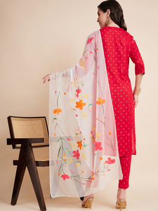 Elegante y Estiloso Conjunto de Kurta Roja de Rayón con Cuello en V, Manga Tres Cuartos, Largo hasta la Rodilla, con Pantalón y Dupatta, con Hermoso Bordado - Product Image 6