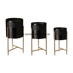 Jardinera clásica de metal negro con soporte de apoyo para la configuración de follaje interior, esquinas de pasillos o decoración de comedor - Product Image 2