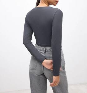 Nouveau été mode col rond couleur unie à manches longues femmes T-shirt coupe ajustée T-shirt pour femmes couleur gris foncé - Product Image 2