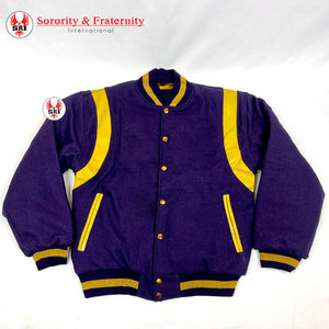 Blouson universitaire pour homme Omega en cachemire violet et manches en cuir véritable doré, style grec, pour fraternité - Product Image 2