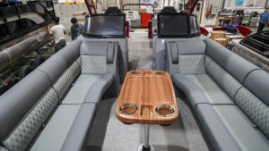 Kinlife 27ft Sport Pontoon Boat Double Console Télécommande Arch Top Certifié CE <span class=keywords><strong>pour</strong></span> la <span class=keywords><strong>location</strong></span> de centres de villégiature et de tourisme côtier - Product Image 4