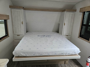 Caravane de voyage moderne avec lit Murphy, salle de bain et cuisine - Product Image 5