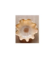 Grand saladier en résine avec un motif marbré unique, idéal pour la décoration de table moderne.