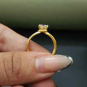 Anillo de Compromiso Exclusivo de Tres Hileras de Moissanita con Corte Redondo en Oro Amarillo y Plata de Ley 925, Certificado IGI, Estilo Moderno - Product Image 6