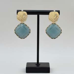 Boucles d'oreilles antiques élégantes en or Bijoux ethniques indiens traditionnels faits à la main, parfaits pour les mariages, les festivals et les fêtes - Product Image 1