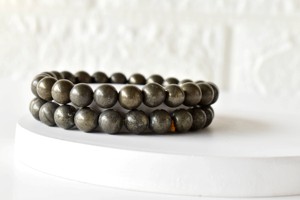 กำไลข้อมือลูกปัดไพไรต์ธรรมชาติ 8 มม. ดีไซน์คลาสสิกขายดีสำหรับคู่รัก เหมาะสำหรับวันครบรอบและการทำสมาธิ - Product Image 5