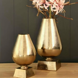 Florero de metal hecho a mano de primera calidad con detalles exclusivos grabados a mano para una decoración interior elegante y elegante del hogar - Product Image 1