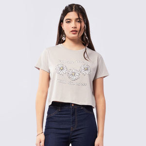 T-shirt court élégant pour femme, idéal pour l'été 2025 – Haut court uni léger, respirant et confortable - Product Image 4