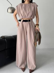 Ensemble deux pièces pour femme : Haut en mousseline sans manches à col halter avec volants et pantalon large – Tenue élégante printemps-été unie - Product Image 4