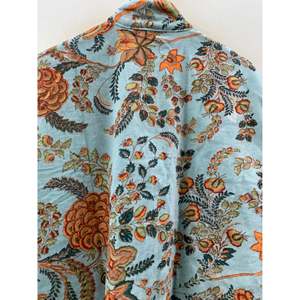 Chaqueta de terciopelo acolchada Mughal Garden con estampado a bloques en Aqua Empolvado y Flor de Otoño, rellena de algodón - Product Image 5
