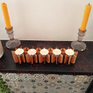 Bougeoir en bois à six colonnes, idéal pour la décoration intérieure, centre de table et éclairage festif, fabriqué à la main en Inde - Product Image 3
