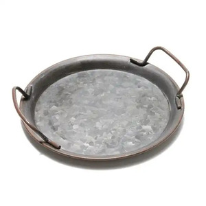 Plateau de service rond en métal galvanisé fait à la main avec poignée en cuivre pour servir des aliments et des boissons à la maison et à l'hôtel - Product Image 6