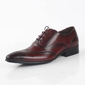 Chaussures brogues en daim souple avec détails perforés et semelle antidérapante, chaussures formelles pour hommes, chaussures en cuir - Product Image 1