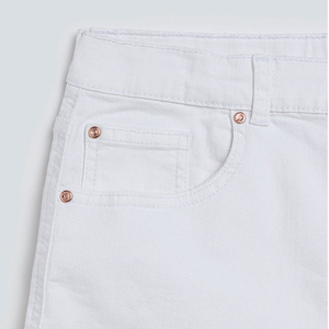 กางเกงขาสั้นมีกระเป๋า สไตล์ลำลองสำหรับฤดูร้อน เอวสูง รับสกรีนโลโก้ กางเกงยีนส์ขาสั้นสีขาว กางเกงขาสั้นแบบสปอร์ต - Product Image 3