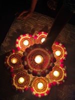 Ensemble de décoration artisanal traditionnel pour festivals, mariages et Pooja, avec support doré pour Rangoli/Kolam/Muggu Diya et bougies chauffe-plat Diwali