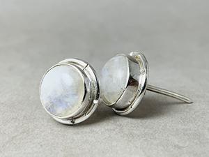 ต่างหูเม็ดกลมสีรุ้งประดับอัญมณีทำด้วยมือ - Product Image 2