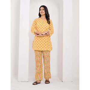 ชุดเซ็ตสองชิ้นสำหรับผู้หญิง สีเหลือง ลายบัตตา ผ้าฝ้าย ไซส์ XS/XS เสื้อแขนสามส่วน กางเกงขายาวลายเข้าชุด - Product Image 3