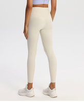 Leggings de cintura alta y corte ajustado con tejido de punto sin costuras compuesto por cincuenta y uno por ciento poliamida, treinta y ocho por ciento poliéster y once por ciento elastano.