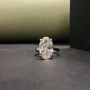 Bague de fiançailles solitaire ovale en moissanite créée en laboratoire pour unisexe en acier inoxydable plaqué or 18 carats certifiée IGI - Product Image 2