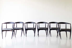 เก้าอี้รับประทานอาหารแบบโค้งที่ทันสมัยพร้อมโครงสร้างไม้ที่ได้รับแรงบันดาลใจจากยุคกลางและที่นั่งหุ้มเบาะสีเข้มหรูหรา - Product Image 6