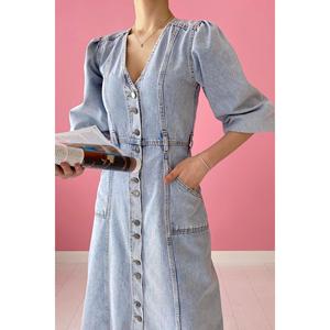 Vestido vaquero para mujer con mangas abullonadas y lavado efecto nieve, disponible al por mayor - Product Image 1