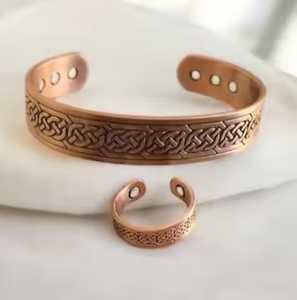 Brazalete de cobre ajustable con terapia magnética, joyería de bienestar de diseño moderno personalizada de la India, texto personalizado de la India - Product Image 3