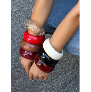 Ensemble de bracelets en résine de créateur haut de gamme pour femmes, finition lisse et brillante, couleurs personnalisées - Accessoire de main élégant pour le quotidien et les affaires - Product Image 1