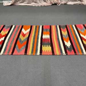 Tapis turc 2,8 x 10,6 pieds, tapis vintage, tapis en laine rouge à pois - Product Image 5