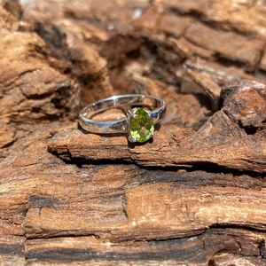 Bague artisanale en pierre de péridot, argent sterling, bijou statement pour femme, pierre naturelle, cadeau - Product Image 3