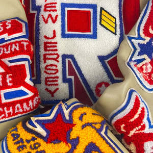 Veste universitaire noire pour homme avec manches blanches, lettres brodées et patchs animaux, boutonnée, streetwear, vêtements d'extérieur pour l'automne - Product Image 5