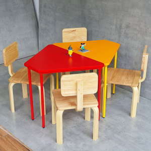 Ensemble table et chaises de maternelle au design moderne KGD041, forme trapézoïdale, en plastique confortable, avec 4 chaises pour les écoles - Product Image 4