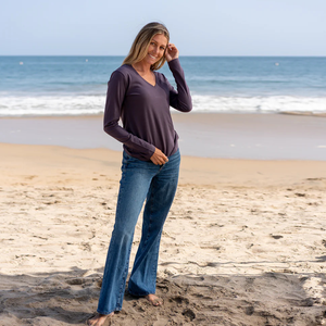 T-shirt à manches longues pour femme, col en V, violet délavé, 100% coton biologique, respirant, logo personnalisé, certifié GOTS, qualité supérieure, coupe classique - Product Image 3
