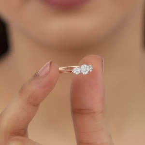 Bague Troika en or rose avec diamant cultivé en laboratoire - Product Image 4