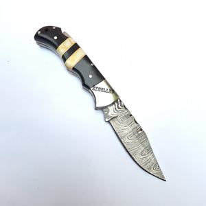 Cuchillo plegable de Damasco hecho a mano personalizado, cuchillo de bolsillo de supervivencia al aire libre multifuncional con mango de resina y Funda de cuero - Product Image 1